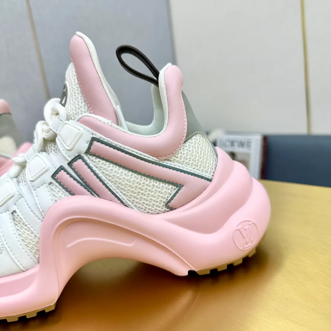 👟👟Ex-factory price 760👟👟LV donkey brand casual sports dad shoes. The bold and avant-garde design➕the distinctive wavy outsole is charming in the entire fashion circle. It is synonymous with new trends and trends. It is to be called the coolest casual sports shoe in history. Whoever wears it will become the most handsome person who turns heads. The height of the heel is about 5.5cm, and the heel is about 8mm.  🌸Imported fabrics🐂leather➕Imported🐐leather➕Imported T👟👟Ex-factory price U splicing 🌸Inner lining imported mesh fabric➕Cowhide lining Outsole vacuum foaming and T👟👟Ex-factory price U combination 🌸 Size women's size 35-41